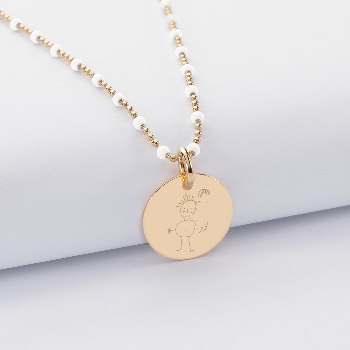 Collier perles colorées personnalisé médaille plaqué or 15 mm gravée -  Cadeau