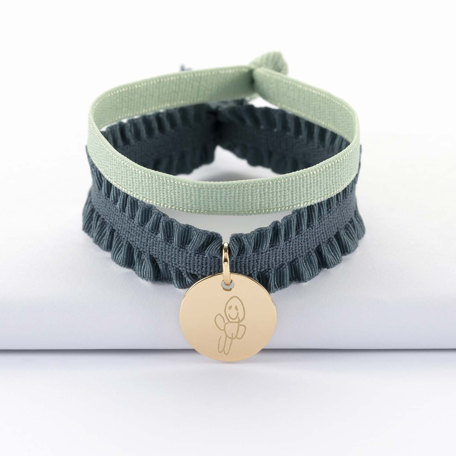 Coffret de bracelets cordons élastiques interchangeables pour enfant  personnalisés médaille plaqué or gravée 15 mm | HappyBulle