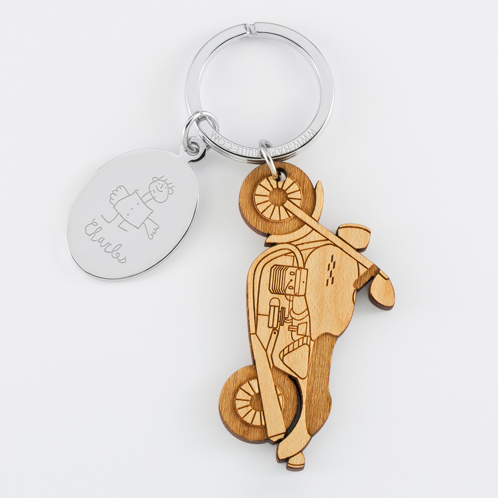 Un porte clés moto en idee cadeau personnalisé grace à un texte gravé sur  une medaille.